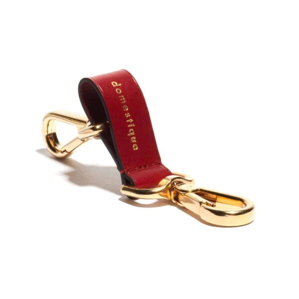 Llavero de cuero rojo y mosquetones dorados de Domestique Paris en Brigade Mondaine