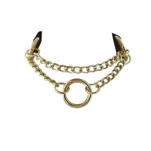 El modelo de la Gargantilla Traidora O en cuero negro y cadena de oro de dos filas con un anillo en el centro de la fila inferior en Brigade Mondaine