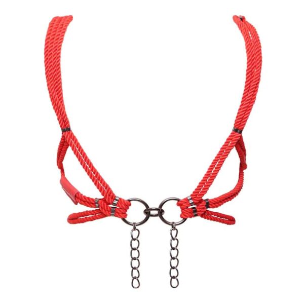 Rotes Harness aus Shibari-Seil Bondage um die Brust geknotet und Rücken nackt Figure of A bei Brigade Mondaine