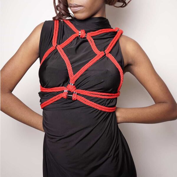 Rotes Shibari Seil Bondage Geschirr um die Brüste gebunden Figure of A bei Brigade Mondaine