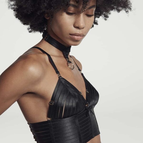 Crop Top bondage BORDELLE из черного атласа эластичная с маленьким узлом между грудью и золотой застежкой-молнией сзади при Brigade Mondaine