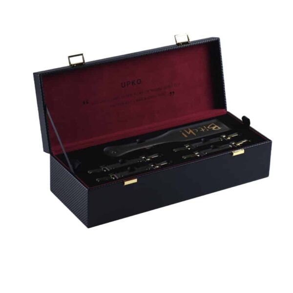 Maletín de accesorios para bondage y BDSM de cuero negro y oro de 24 quilates, totalmente hecho a mano y con interior de terciopelo, de la marca UPKO, disponible en Brigade Mondaine