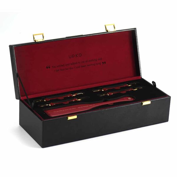 BDSM Bondage-Zubehörkoffer aus bordeauxrotem Leder mit vergoldetem Finish UPKO