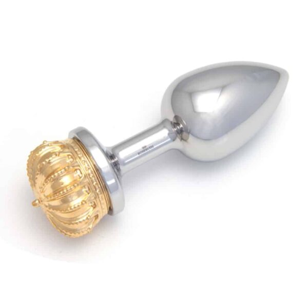 Analplug aus Edelstahl in mittlerer Größe mit der Aufschrift „Rosebuds“ auf dem Schaft und verziert mit einer vergoldeten Bronzekrone am hinteren Ende