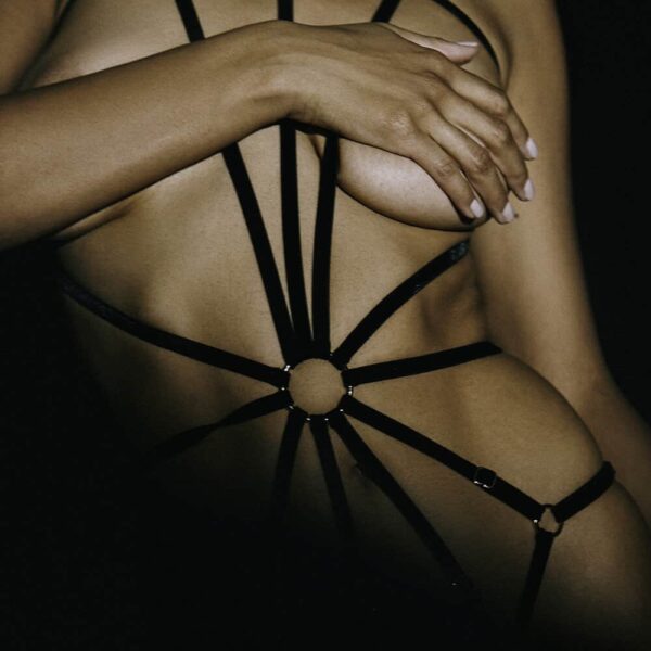 COUTURE DE NUIT - Eva Playsuit Noir Des playsuits inspirés du bondage, plus sexy les uns que les autres, fabriqués à partir d’élastique velours et ajustables à chaque morphologie grâce à un système ingénieux de glissières en plaqué or. Jouez avec les curseur pour un ajustement parfait ! Le playsuit Eva est disponible chez Brigade Mondaine.