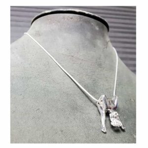 Серебряное ожерелье Rosebuds, серебряная женщина показывает нам свою анатомию, действительно, она держит свои ноги в воздухе раздвинутыми.