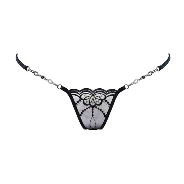 Здесь представлены стринги Bijou Butterfly от бренда LUCKY CHEEKS. Спереди часть, закрывающая промежность, покрыта черным тюлем. Пришиты цветок и черные детали. Цепочки на бедрах сделаны из ювелирного сплава zamac.