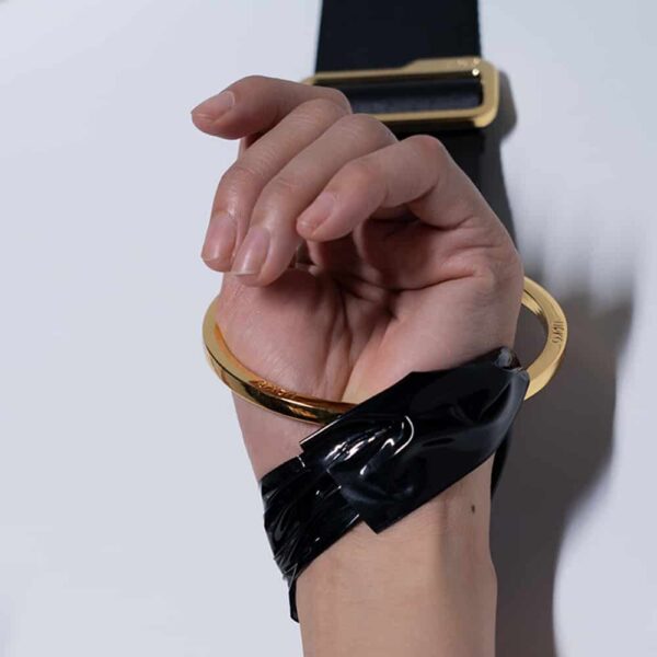 Bondage-Zwangsgurte für die Tür der Marke Upko erhältlich bei Brigade Mondaine.