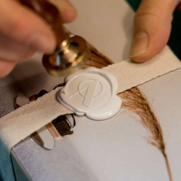 ADELE BRYDGES PACKAGING Weiße Verpackung mit dem A-Logo von adele brydges bei brigade mondaine