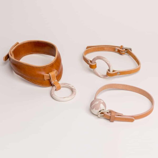 Adele Brydges X NOYAU - Choker O Nude ŌYA - Choker Boule Nude ŌYA Ожерелье OYA оранжевое кольцо Marble в центре ожерелья, выполненное из розового и белого фарфора Адель Бриджес в brigade mondaine.