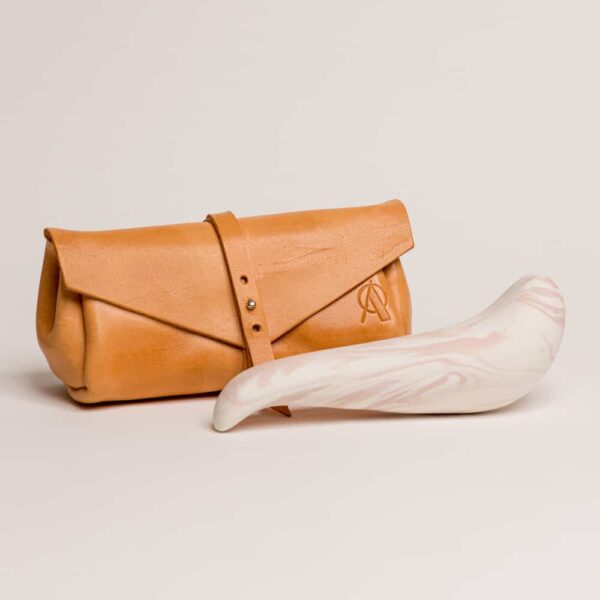 Adele Brydges - Spur Rose & Leder-Clutch Orangefarbene Ledermappe mit dem Markenlogo darauf.The spur dicker oben und dünner Spitze, es ist rosa und weiß Porzellan von Adeles brydges bei brigade mondaine