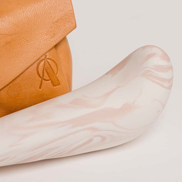 Adele Brydges - Spur Rose & Leder-Clutch Orangefarbene Ledermappe mit dem Markenlogo darauf.The spur dicker oben und dünner Spitze, es ist rosa und weiß Porzellan von Adeles brydges bei brigade mondaine