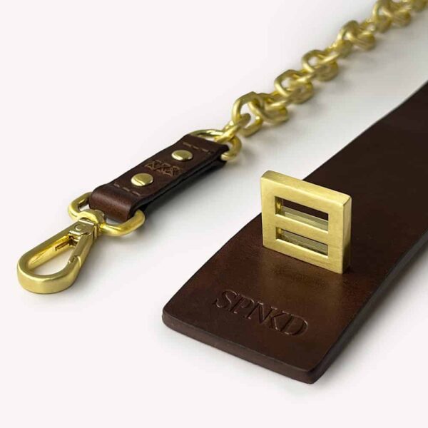 SPNKD - Collier et Laisse Cherish Chocolat Or Un match parfait pour les manchettes Whisper Chocolat Or, le collier Cherish embrasse votre cou, puis vous enferme avec une boucle dans une finition dorée.