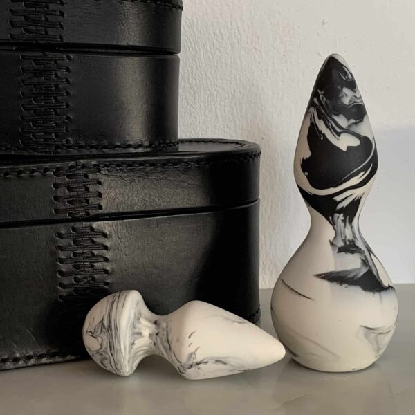 Adele Brydges - Schwarzer Thalo & Lederbeutel Adele Brydges Plug klein mit einem Pik-Endstück in schwarz-weißer Farbe von adules brydges bei brigade mondaine.