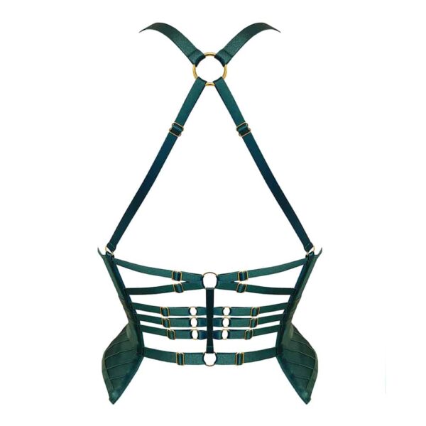 Basque de la collection Kora chez Bordelle. Cette basque est de couleur vert eden. Elle est entièrement confectionnée à partir d’élastiques fins et verts. Elle s’attache sur le devant grâce à un zip dont la tirette est embossée du nom de la marque. La basque du produit laisse un espace vide au niveau du zip afin de laisser entrevoir la peau. Les bretelles sont fines et se posent sur les épaules. A l’arrière du produit, les bretelles sont jointes par un anneau placé quasiment au niveau de la nuque et continuent ensuite jusqu’au tour de taille. Le maintien du bas du dos est composé par de petits élastiques, deux qui forment une croix, puis trois élastiques serrés et enfin un dernier élastique un tout petit peu plus large.