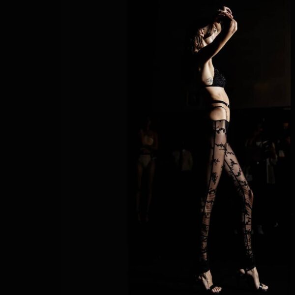 GONZALES Affaires - Leggings Iggy - Bralette Iggy - Limited Edition 20 copies Iggy Gonzales Affaires set: silk tulle bralette with metallic ruffles and velvet floral lace leggings, adjustable to body shape. Luxury pieces in 20 numbered copies.