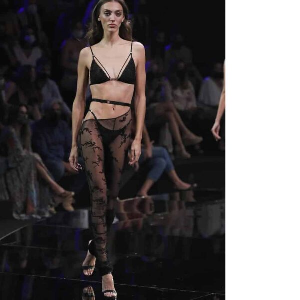 GONZALES Affaires - Leggings Iggy - Bralette Iggy - Série Limitée 20 exGONZALES Affaires - Leggings Iggy - Série Limitée 20 ex Iggy Gonzales Affaires set: silk tulle bralette with metallic ruffles and velvet floral lace leggings, adjustable to body shape. Luxury pieces in 20 numbered copies.