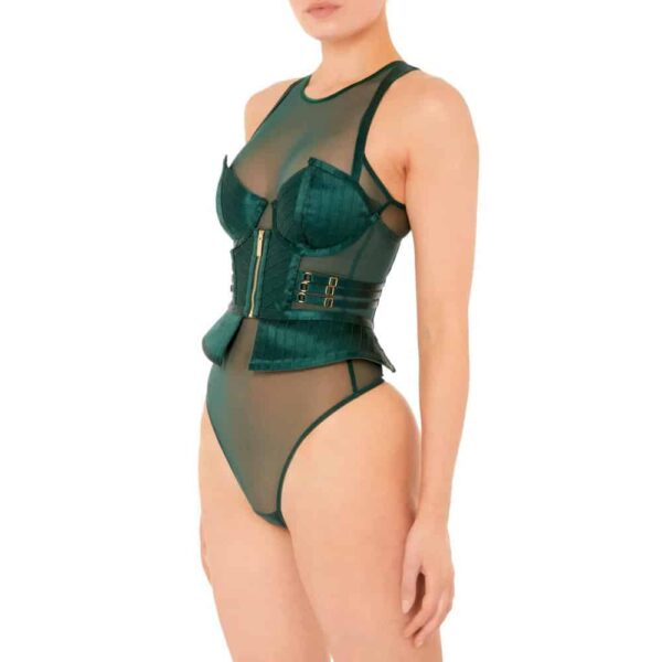 La Basque Kora est la pièce emblématique de cette collection. Une pièce de lingerie des plus luxueuses conçue comme une pièce maîtresse des vêtements d’extérieur, avec des bonnets structurés et moulés. Les bonnets rappellent ceux de l’emblématique et très convoitée robe Angela. Les panneaux de tulle fin sur les cotés offrent un confort maximum. Fermeture par large zip plaqué or 24 carats sur le devant. Epaules dégagées. Toutes les lanières élastiques sont réglables et ajustables à votre morphologie pour un confort garanti. Disponible chez Brigade Mondaine.
