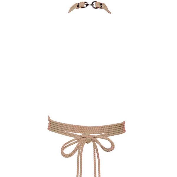 Le collier comporte deux joints toriques entrelacés avec des nœuds traditionnels symétriques en corde de polyester. Il est fini avec un alliage de zinc argenté et du matériel en laiton, et se ferme avec un petit anneau mousqueton à l'arrière.