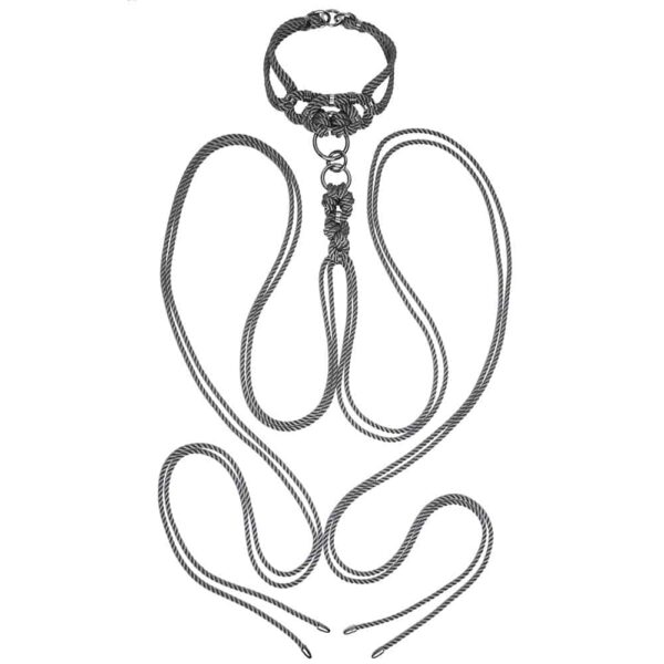 "Megami" bedeutet auf Japanisch Göttin. Das Megami-Set besteht aus einem Self-Tie-Geschirr, das Sie selbst zusammenstellen und verknoten können, und einem abnehmbaren Halsband. Das Self-Tie-Geschirr ermöglicht Ihnen alle möglichen Kombinationen, die Fantasie wird Ihre einzige Grenze sein... Der Self-Tie ist eine zusätzliche Länge von Leinen, die mit einem kleinen Karabinerring am Halsband befestigt wird. Er kann um den Körper gewickelt werden und ist verstellbar. Er kann mit einem einfachen Knoten sowohl auf dem Rücken als auch auf der Vorderseite gebunden werden. Das Halsband in Chokerform kann am Geschirr befestigt oder allein getragen werden. Es wird auf der Rückseite geschlossen. Mit silberfarbenem Finish. Vollständig verstellbar. Dieses Set ist bei Brigade Mondaine erhältlich.
