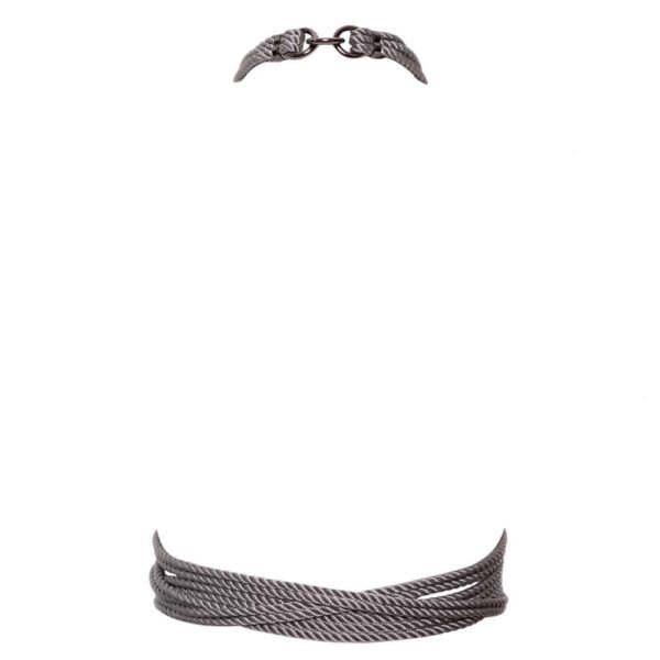 Die Kette verfügt über zwei O-Ringe, die mit traditionellen symmetrischen Knoten aus Polyesterseil verflochten sind. Sie ist mit einer silbernen Zinklegierung und Messing veredelt und wird mit einem kleinen Karabinerring auf der Rückseite geschlossen.