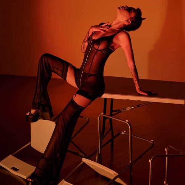 Das Kitty Pop Catsuit Set von Bæd Stories kombiniert dehnbare Seide und feines Netzgewebe für einen gewagten Look. Dank seiner Büste mit Reißverschluss-Bügel kann er kurz oder lang getragen werden. Es wird in einem Samtbeutel geliefert und vereint Sinnlichkeit und Komfort. Seien Sie mutig und trendy mit diesem provokanten Set.