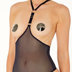 Photo d'une Femme de Devant portant une Body Harnais Ouvert en Résille couleur Noir et des Nippies avec anneaux couleur Gunmetal