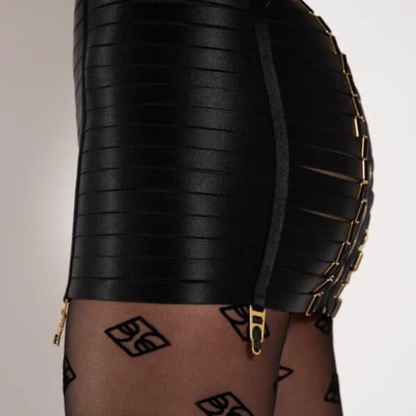 2 Zoom sur les cuisses d'une femme portant la robe Angela noire.