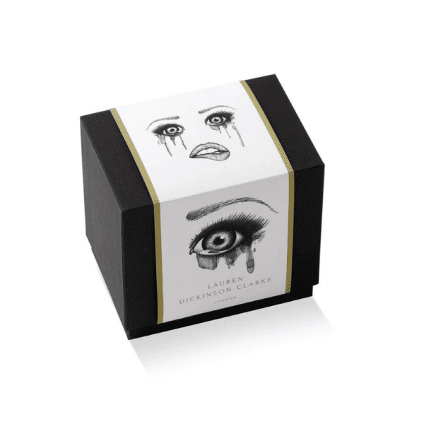 LDC - Poet Kaffeetasse Die speziell für die the poet-Kerzen entworfene Verpackung ist schwarz und mit Augenillustrationen versehen, die durch eine elegante goldene Oberfläche ergänzt werden.