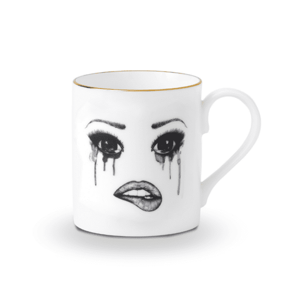 LDC - Poet Kaffeetasse Eine weiße Tasse aus chinesischem Porzellan zeigt ein melancholisches Gesicht, das sorgfältig mit Filz nachgezeichnet wurde. Dieses Gesicht drückt Traurigkeit mit fließenden Tränen und verblassendem Make-up aus, während die Unterlippe sanft gebissen wird, wodurch eine rührende und kunstvolle Komposition entsteht.
