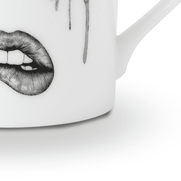 LDC - Poet Kaffeetasse Eine weiße Tasse aus chinesischem Porzellan zeigt ein melancholisches Gesicht, das sorgfältig mit Filz nachgezeichnet wurde. Dieses Gesicht drückt Traurigkeit mit fließenden Tränen und verblassendem Make-up aus, während die Unterlippe sanft gebissen wird, wodurch eine rührende und kunstvolle Komposition entsteht.