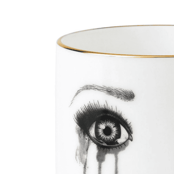 LDC - Poet Kaffeetasse Eine weiße Tasse aus chinesischem Porzellan zeigt ein melancholisches Gesicht, das sorgfältig mit Filz nachgezeichnet wurde. Dieses Gesicht drückt Traurigkeit mit fließenden Tränen und verblassendem Make-up aus, während die Unterlippe sanft gebissen wird, wodurch eine rührende und kunstvolle Komposition entsteht.