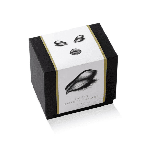 LDC - Prima Donna Tasse The packaging, specially designed for prima donna candles, is black in color and enhanced by illustrations of eyes, complemented by an elegant gold finish.