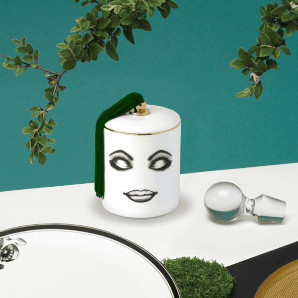 LDC - Ponderer Bougie Parfumée Bougie parfumée en porcelaine de Chine blanche avec feutrine noire qui peint un visage relaxe et détendu avec les yeux fermés et maquillage clair avec détails en vert et en or