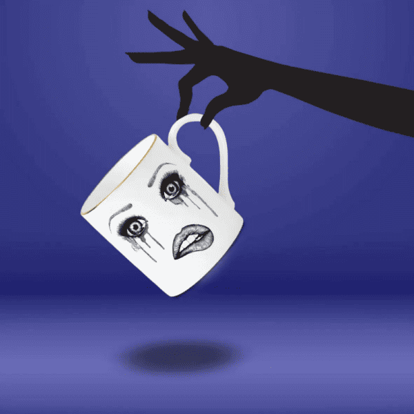 LDC - Poet Kaffeetasse Traurige, weinende Tasse mit triefendem Make-up, die von zwei Schattenfingern gehalten wird