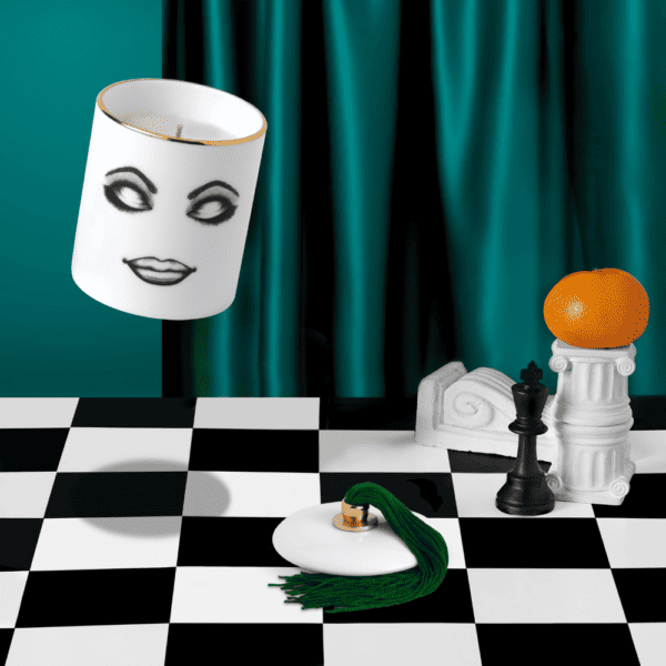 LDC - Ponderer Bougie Parfumée Bougie parfumée en porcelaine de Chine blanche avec feutrine noire qui peint un visage relaxe et détendu avec les yeux fermés et maquillage clair avec détails en vert et en or