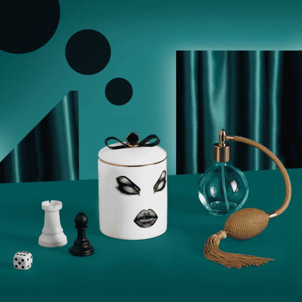 LDC - Vela perfumada Prima Donna Vela de porcelana china blanca con fieltro negro que representa una cara dormida con labios carnosos y maquillada.