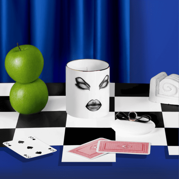 LDC - Vela perfumada Prima Donna Vela de porcelana china blanca con fieltro negro que representa una cara dormida con labios carnosos y maquillada.