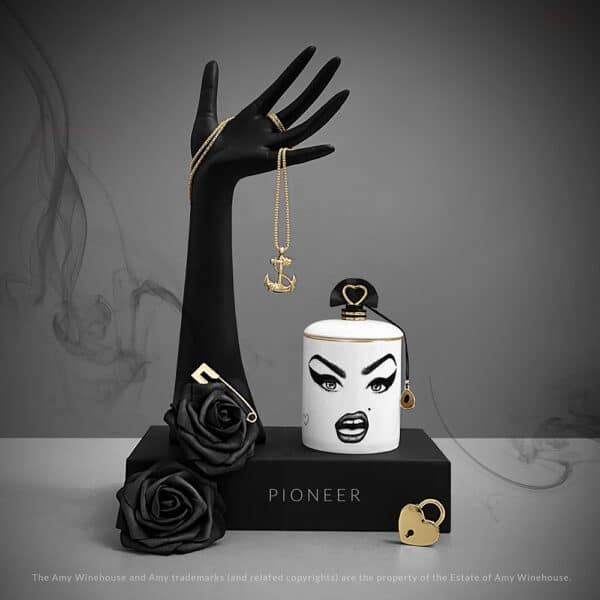 LDC - Amy Winehouse Bougie Parfumée Bougie parfumé en porcelaine blanche avec visage de Amy Winehouse maquillé