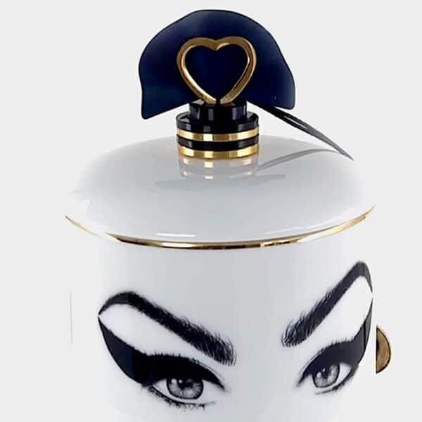 LDC - Amy Winehouse Bougie Parfumée Bougie parfumé en porcelaine blanche avec visage de Amy Winehouse maquillé en noir et blanc