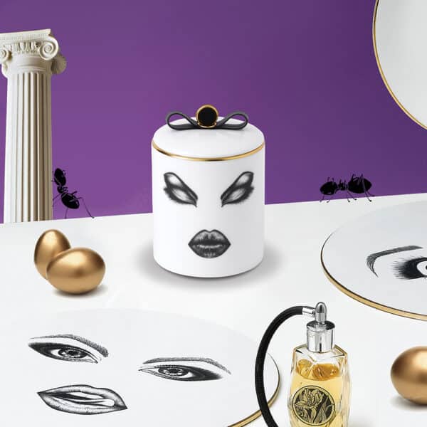 LDC - Vela perfumada Prima Donna Vela de porcelana blanca con tapa de pajarita que representa la cara de una prima donna en fieltro
