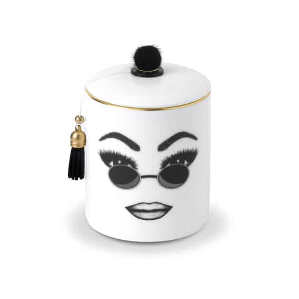 LDC - Vela perfumada Peacemaker Una vela perfumada de porcelana china blanca presenta un rostro seguro de sí mismo, cuidadosamente trazado en fieltro. Este rostro expresa confianza en sí mismo, comodidad y frescura con gafas de sol redondas y un maquillaje perfectamente ejecutado.