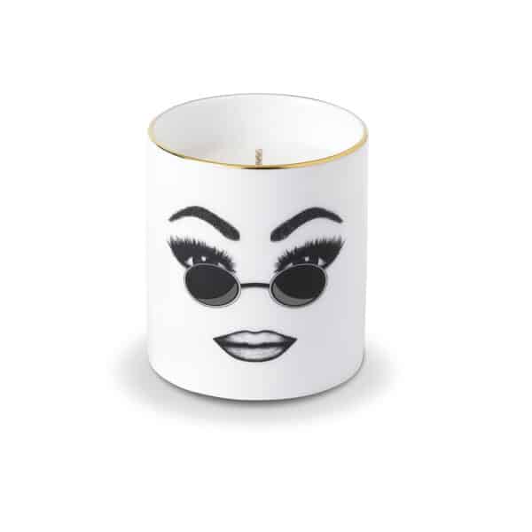 LDC - Vela perfumada Peacemaker Una vela perfumada de porcelana china blanca presenta un rostro seguro de sí mismo, cuidadosamente trazado en fieltro. Este rostro expresa confianza en sí mismo, comodidad y frescura con gafas de sol redondas y un maquillaje perfectamente ejecutado.