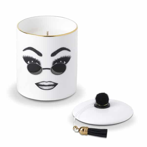 LDC - Vela perfumada Peacemaker Una vela perfumada de porcelana china blanca presenta un rostro seguro de sí mismo, cuidadosamente trazado en fieltro. Este rostro expresa confianza en sí mismo, comodidad y frescura con gafas de sol redondas y un maquillaje perfectamente ejecutado.