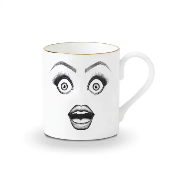 LDC - Performer Tasse à café Une tasse en porcelaine chinoise blanche présente un dessin en feutrine noire illustrant un visage surpris avec des yeux très choqués et une bouche ouverte, le tout rehaussé de détails dorés.