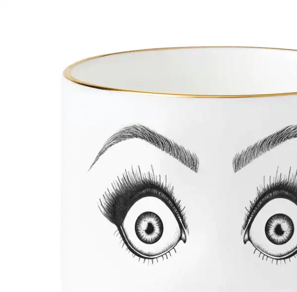 LDC - Performer Tasse à café Détail d’une tasse en porcelaine chinoise blanche présente un dessin en feutrine noire illustrant un visage surpris avec des yeux très choqués et une bouche ouverte, le tout rehaussé de détails dorés.