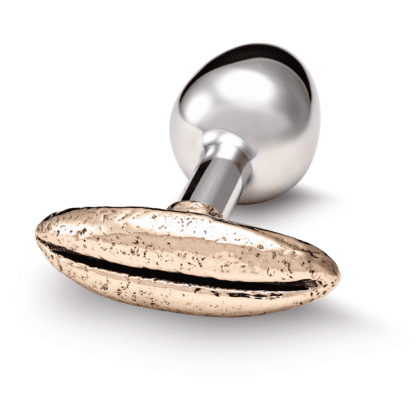 Image on white background of a rosebud silver plug with a coffee-bean shape at the end, coppery.