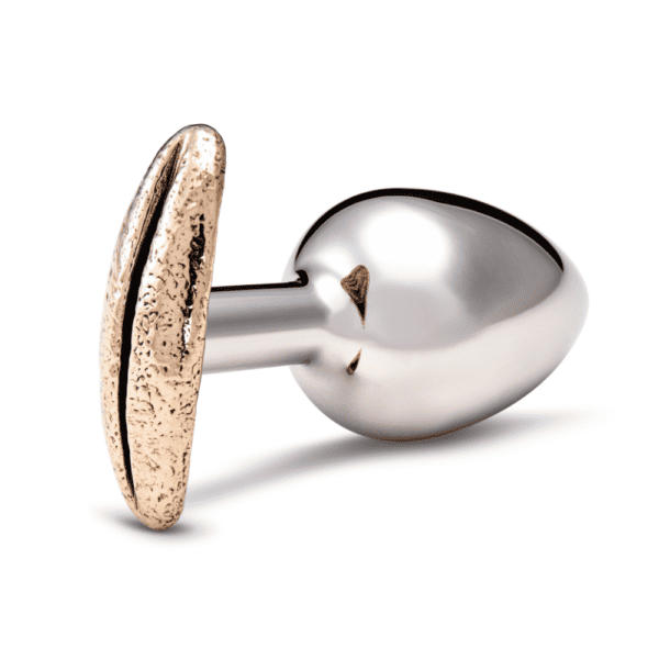 Image on white background of a rosebud silver plug with a coffee-bean shape at the end, coppery.