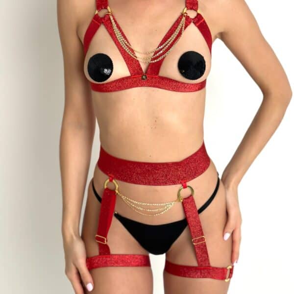 MAISON LIBERTINE - Soutien-Gorge Ouvert Mademoiselle Rouge et Portes-Jarretelles Mademoiselle Rouge Femme de Devant portant un Soutien-Gorge Ouvert et des Porte-Jarretelles Rouges