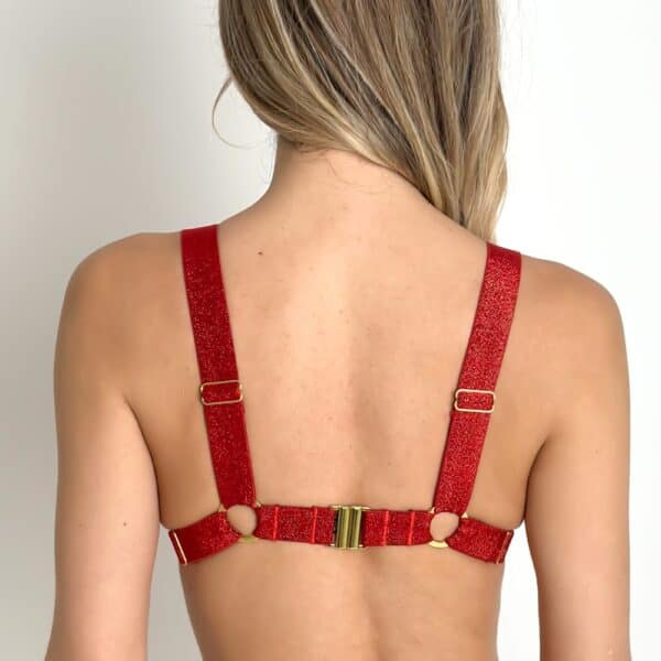 MAISON LIBERTINE - Soutien-Gorge Ouvert Mademoiselle Rouge et Portes-Jarretelles Mademoiselle Rouge Détail sur le Soutien-Gorge Ouvert d'une Femme de Dos portant un Soutien-Gorge Ouvert et des Porte-Jarretelles Rouges